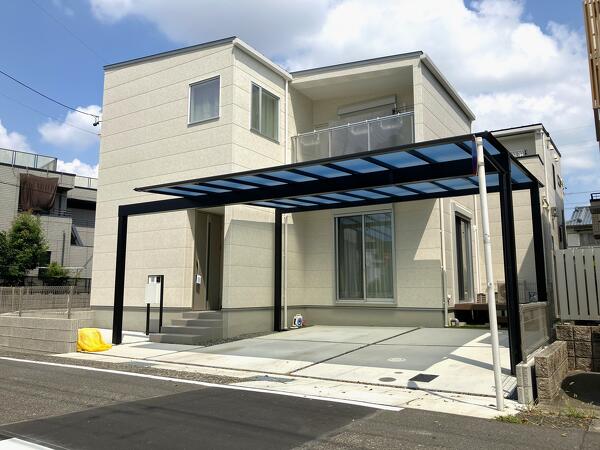 青空とも調和するスタイリッシュなカーポート