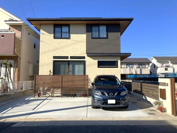 外壁とマッチ。塗装壁門柱の外構。