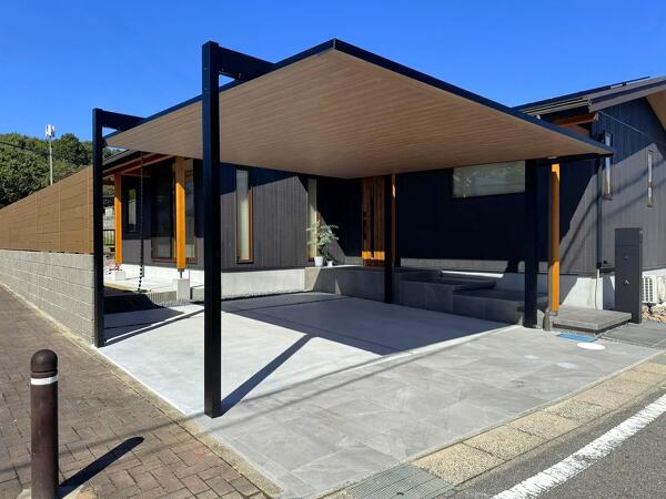 平屋住宅とカーポートＦⅡＲＷ、プラドフェンス