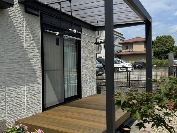 テラス屋根があるから突然の雨でも安心