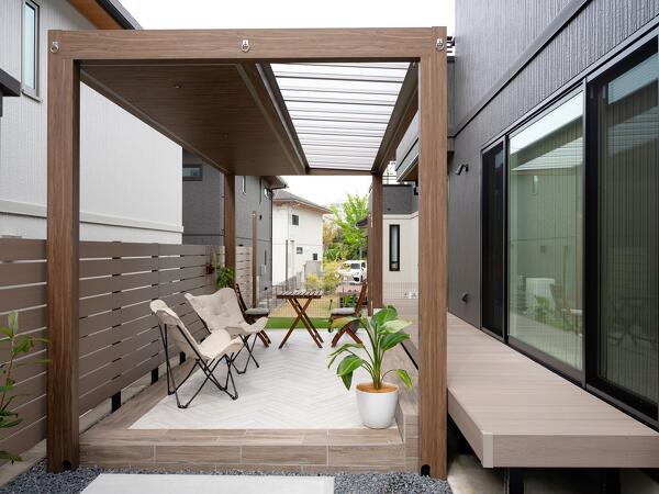 建物と美しく調和した上質なルーフ空間
