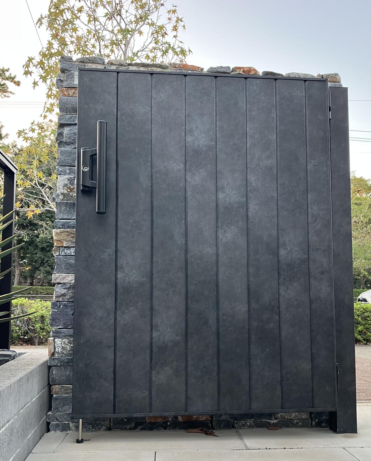 ◇ クローズ外構での必需品！ ～ LIXIL：開き門扉AA MM1型 ブリューム