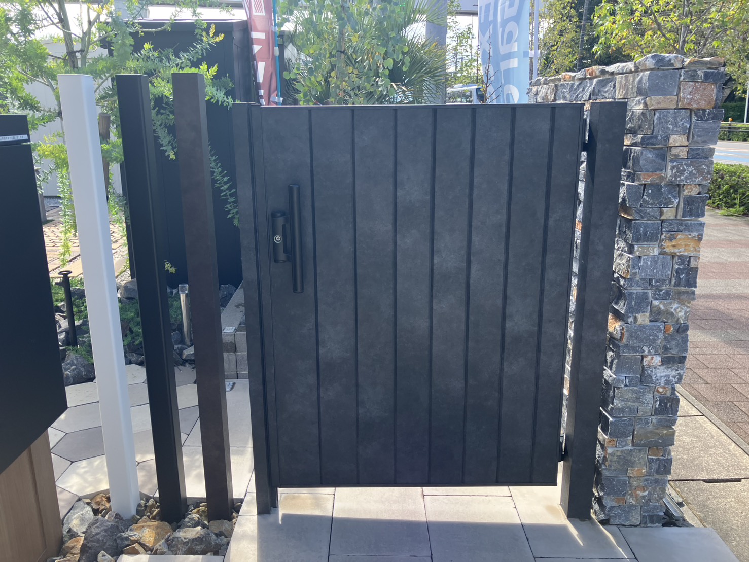 マッツ門 ◇ クローズ外構での必需品！ ～ LIXIL：開き門扉AA MM1型 ブリューム