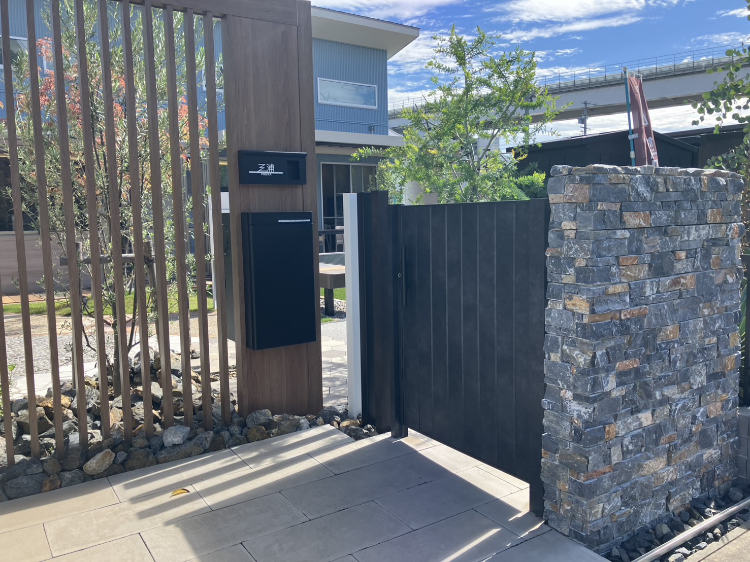 ◇ クローズ外構での必需品！ ～ LIXIL：開き門扉AA MM1型 ブリューム